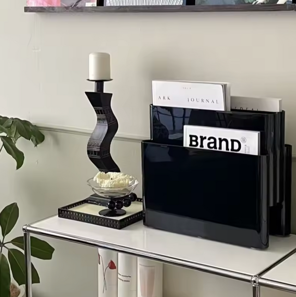 Retro-zeitgenössischer, farbig geschichteter Boden-Zeitschriftenständer