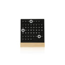 Calendrier sur support en bois avec ornement circulaire