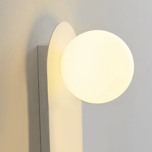 Lampe murale en forme de boule de verre sur une plaque