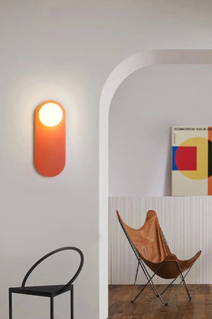 Lampe murale en forme de boule de verre sur une plaque