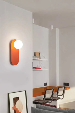 Lampe murale en forme de boule de verre sur une plaque