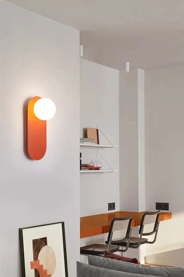 Lampe murale en forme de boule de verre sur une plaque