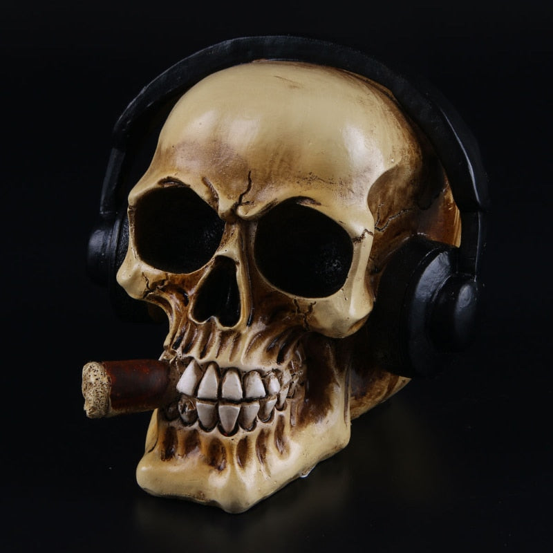 Escultura de calavera humeante con auriculares