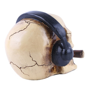 Escultura de calavera humeante con auriculares