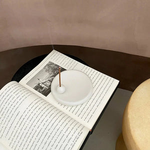 Schlichter Räucherstäbchenhalter aus Keramik