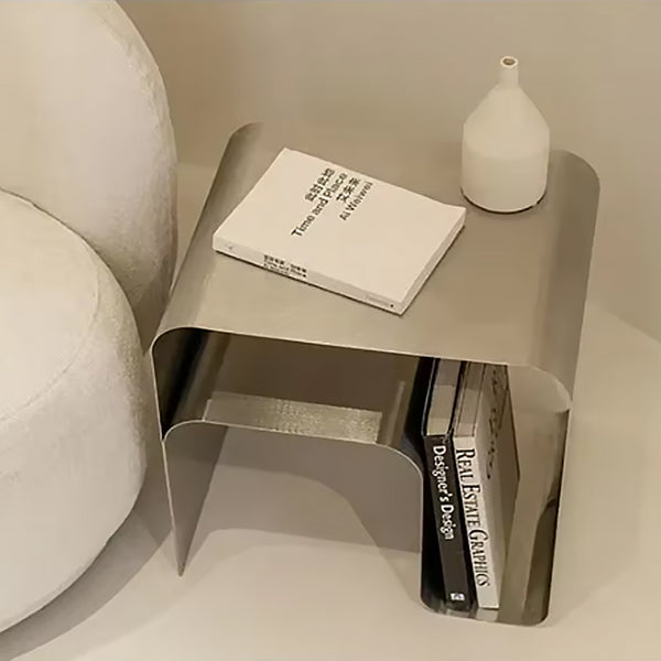 Minimalistischer Beistelltisch aus gebogenem Edelstahl