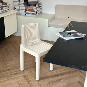 Chaise de salle à manger rétro-contemporaine avec dossier en maille ABS