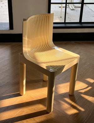 Chaise de salle à manger rétro-contemporaine avec dossier en maille ABS
