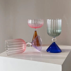 Buntes kegelförmiges Cocktailglas