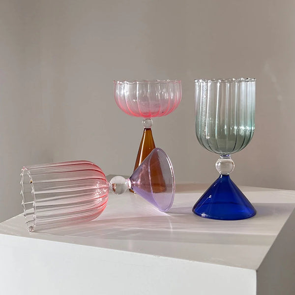 Buntes kegelförmiges Cocktailglas