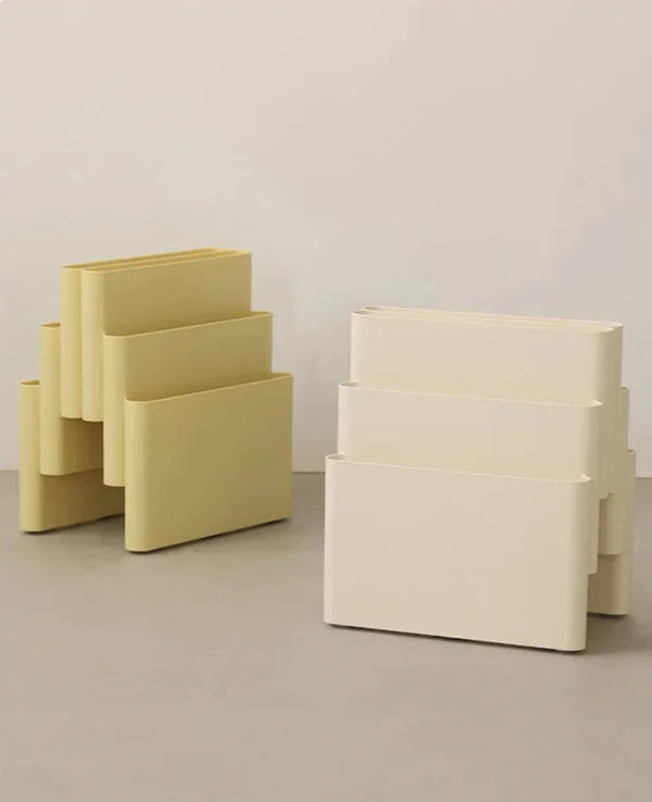 Retro-zeitgenössischer, farbig geschichteter Boden-Zeitschriftenständer