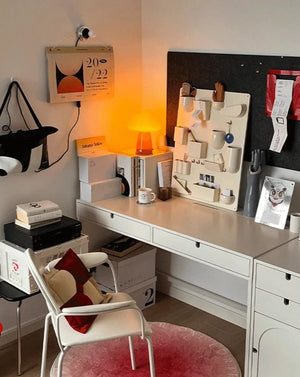 Farbiges Aufbewahrungsregal zur Wandmontage im Retro-Stil