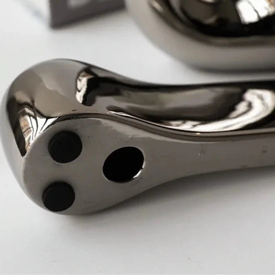 Versilberter geometrischer Kerzenhalter aus Keramik