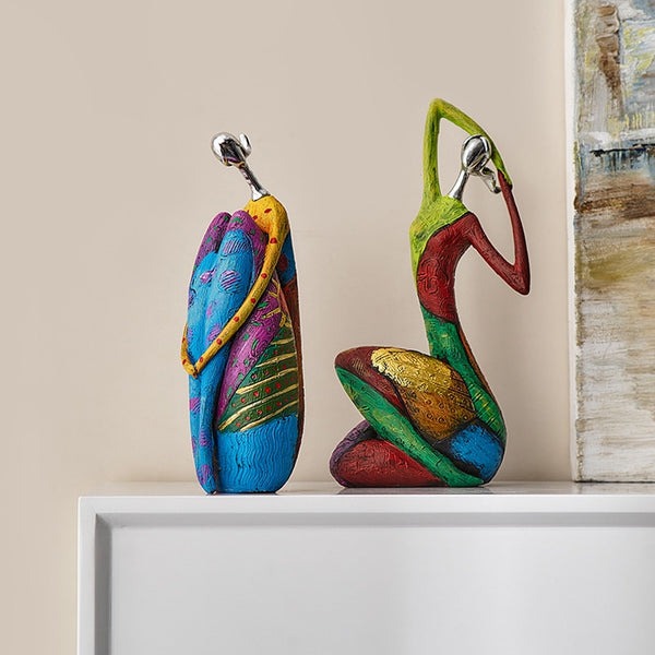 Estatua de mujer africana pintada de forma abstracta