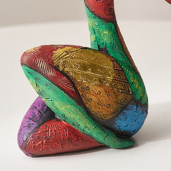 Estatua de mujer africana pintada de forma abstracta