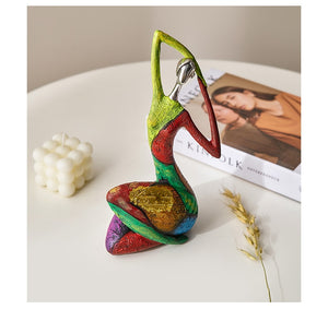 Estatua de mujer africana pintada de forma abstracta