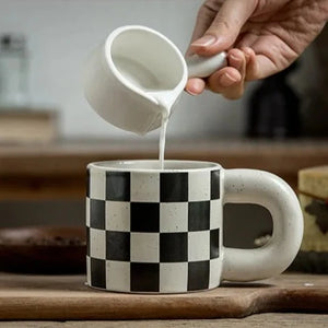 Keramiktasse mit Karomuster und Schachbrettmuster