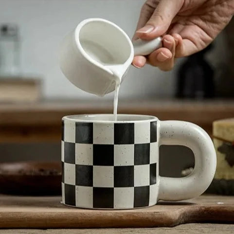 Keramiktasse mit Karomuster und Schachbrettmuster