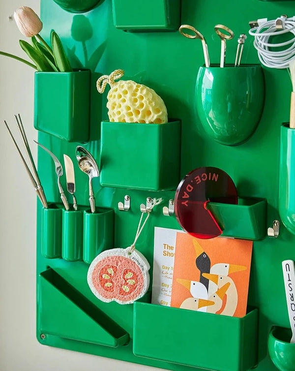 Farbiges Aufbewahrungsregal zur Wandmontage im Retro-Stil