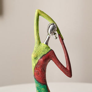 Estatua de mujer africana pintada de forma abstracta