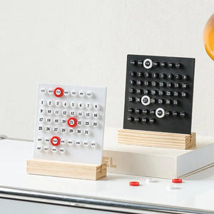 Calendrier sur support en bois avec ornement circulaire