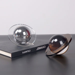 Escultura geométrica del planeta Saturno hecha a mano en cristal macizo