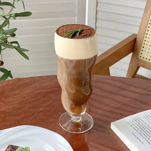 Gewellte kegelförmige Glastasse