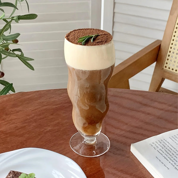 Gewellte kegelförmige Glastasse