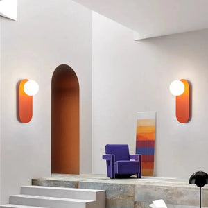 Lampe murale en forme de boule de verre sur une plaque