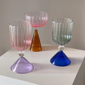 Buntes kegelförmiges Cocktailglas