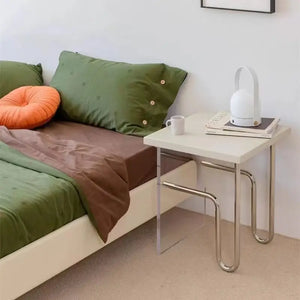 Mesa auxiliar retro con marco de acero inoxidable y acrílico