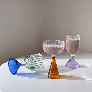 Buntes kegelförmiges Cocktailglas