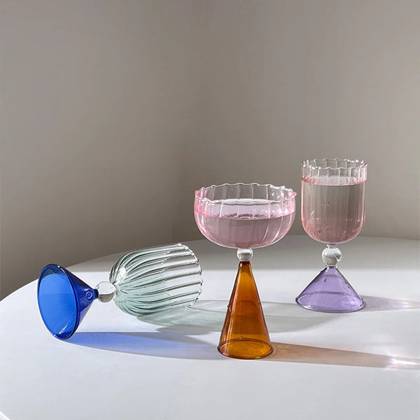 Buntes kegelförmiges Cocktailglas