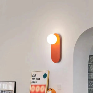 Lampe murale en forme de boule de verre sur une plaque