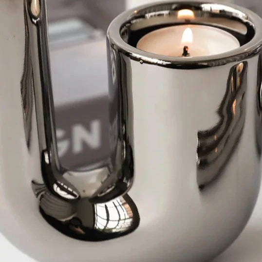 Versilberter geometrischer Kerzenhalter aus Keramik