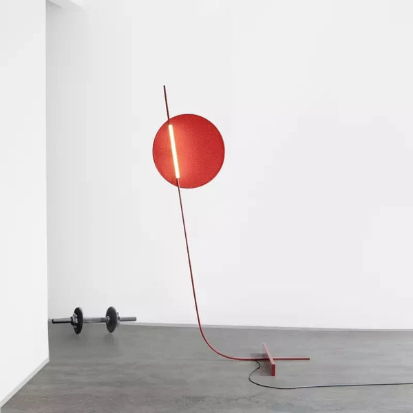 Lampadaire rouge au design nordique avec cadre en métal courbé