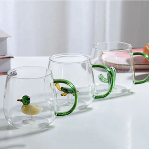 Becher mit Griff im Ichendorf-Stil mit Ornament in Grundfarbe