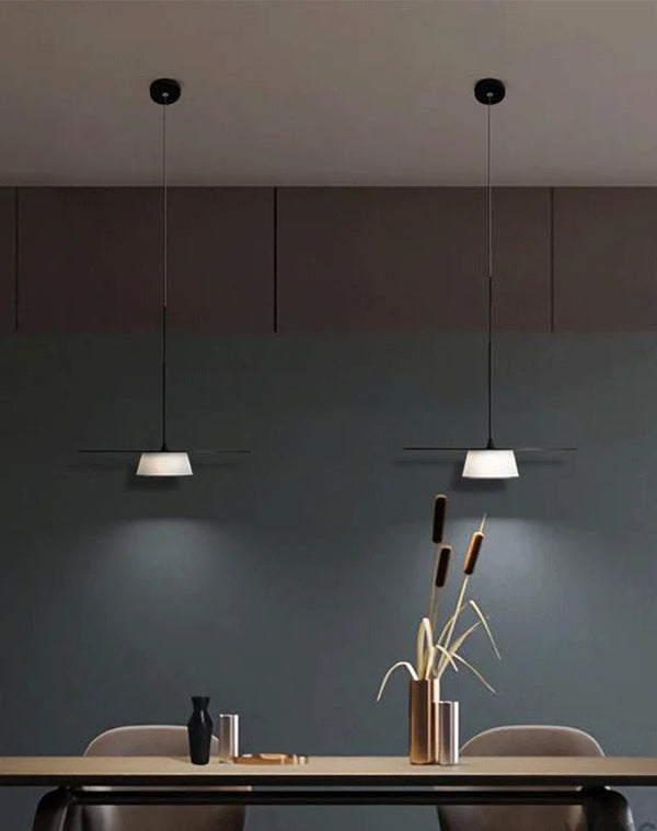 Plafonnier suspendu en plaque métallique ronde et fine