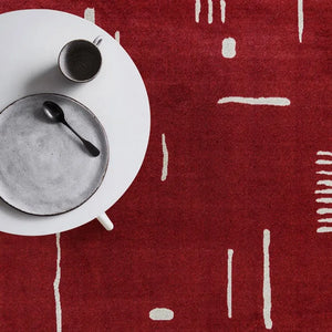 Roter Teppich mit Retro-Abstraktmuster