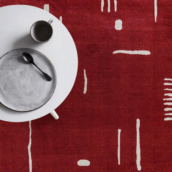 Roter Teppich mit Retro-Abstraktmuster