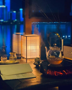 Tischlampe im japanischen Stil aus Bambusgeflecht