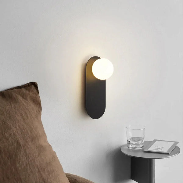 Lampe murale en forme de boule de verre sur une plaque