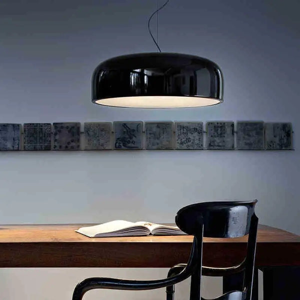 Plafonnier suspendu en forme de dôme en métal