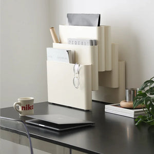 Retro-zeitgenössischer, farbig geschichteter Boden-Zeitschriftenständer