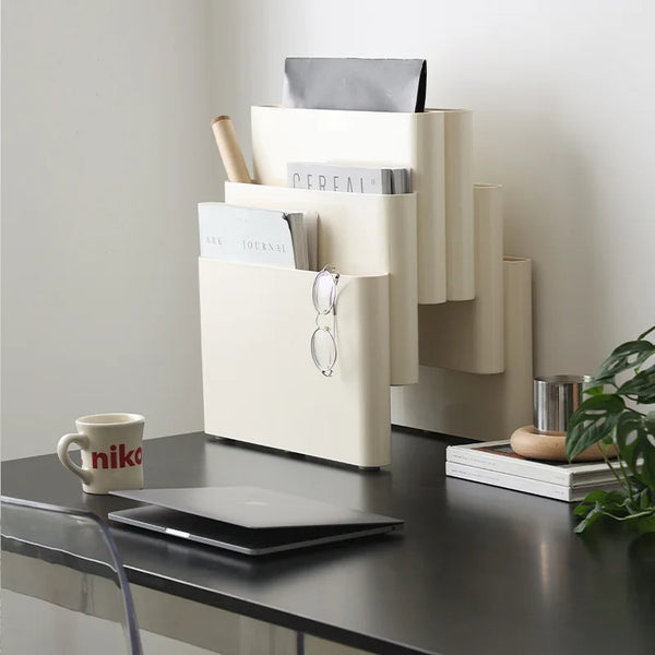 Retro-zeitgenössischer, farbig geschichteter Boden-Zeitschriftenständer