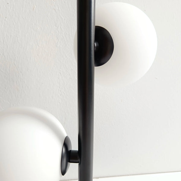 Lampe de table à trois boules