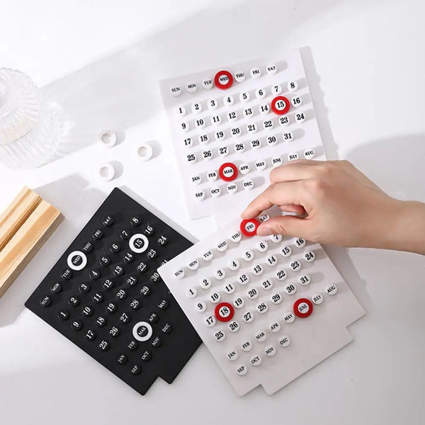 Calendrier sur support en bois avec ornement circulaire