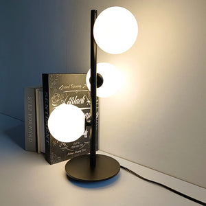 Lampe de table à trois boules