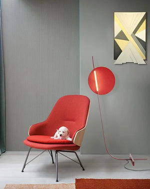 Lampadaire rouge au design nordique avec cadre en métal courbé