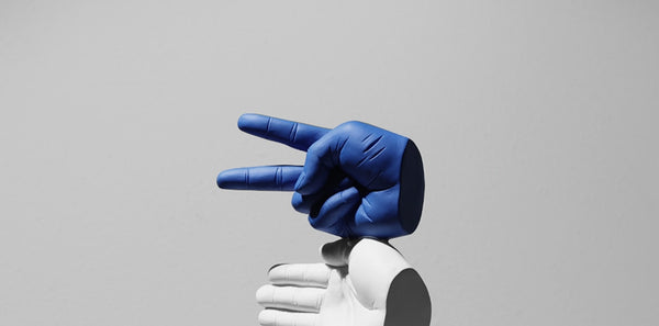 Escultura de diseño hecha a mano con soporte con peso en forma de piedra, papel o tijera